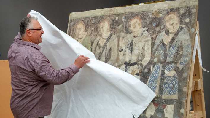 Toralf Gabsch, Chefrestaurator im Museum für Asiatische Kunst, äußert sich bei einem Rundgang durch das Humboldt Forum im Berliner Schloss zu Wandmalereien aus der "Höhle der 16 Schwertträger".