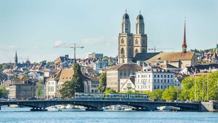 Das Grossmünster ist die Kirche der Zürcher Reformation und das Wahrzeichen der grössten Stadt der Schweiz. Das Grossmünster ist die Kirche der Zürcher Reformation und das Wahrzeichen der grössten Stadt der Schweiz.