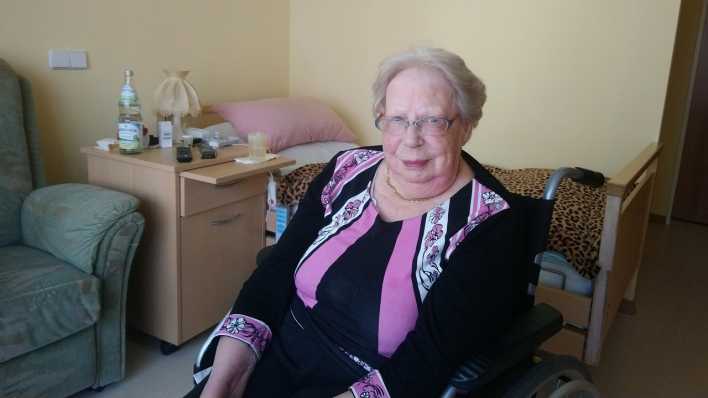 Die Rentnerin Elfriede Stein in ihrem Zimmer in einem Berliner Pflegeheim. (Bild: Syvia Tiegs)