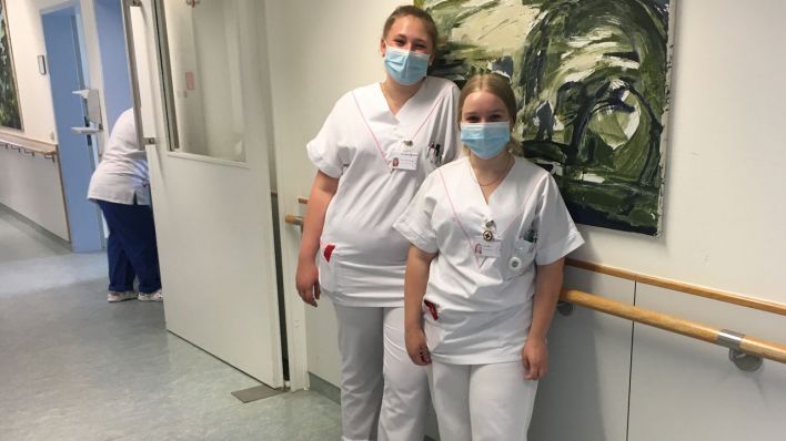 Auf der Kardiologiestation - Sophie Dziashyk (l.) und Anleiterin Laura Müller (Bild: Inforadio/Thomas Rautenberg)