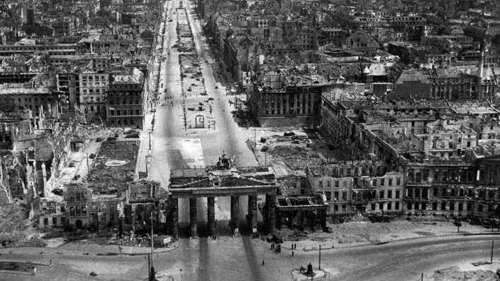 Luftaufnahme: Kriegszerstörungen in Berlin (Bild: imago images/United Archives International)