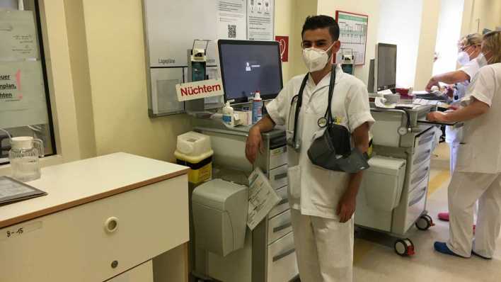 Erste-Praxiswochen - Alaa auf der Pneumologie im Krankenhaus Mitte (Bild: rbb/Thomas Rautenberg)