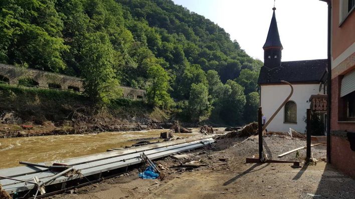 Kapelle Zur Schmerzhaften Muttergottes und zerstörte Straße neben dem Haus der Jostens (Bild: rbb/Gabriele Heuser)