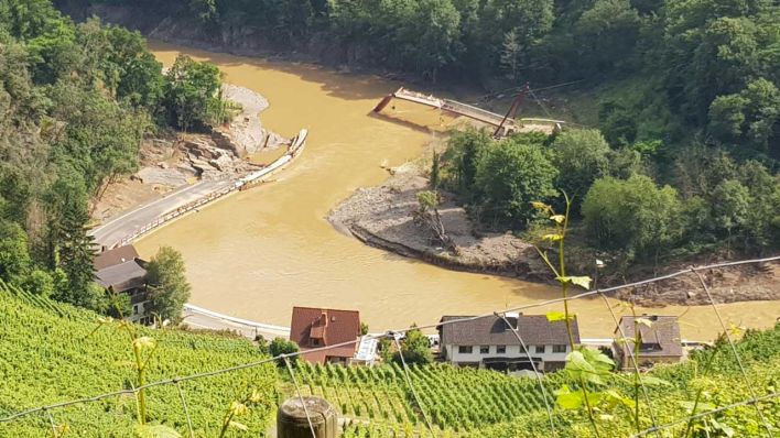 Reimerzhoven nach der Flut - zerstörte Durchgangsstraße und Fahrradbrücke (Bild: rbb/Gabriele Heuser)