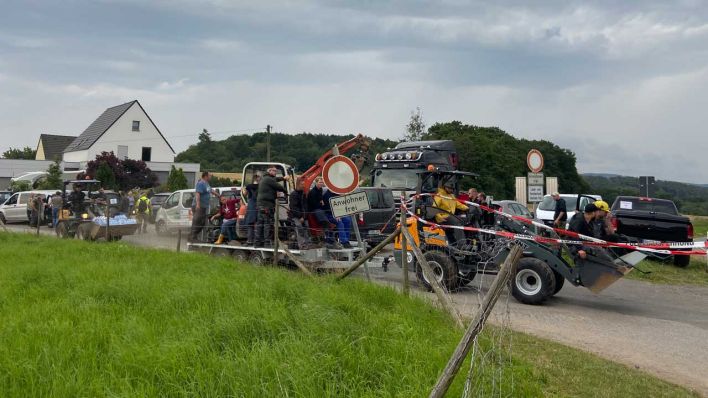 Freiwillige Helfer auf dem Weg nach Reimerzhoven (Bild: rbb/ Gabriele Heuser)