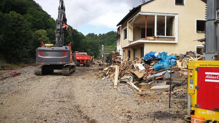 Straße in Reimerzhoven notdürftig hergestellt (Bild: rbb/ Gabriele Heuser)