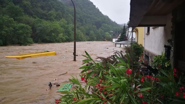 Reimerzhoven am Morgen nach der Flut kaputte Häuser (Bild: rbb/ Gabriele Heuser)