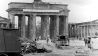 Trümmer vor dem Brandenburger Tor (Bild: rbb Presse & Information)