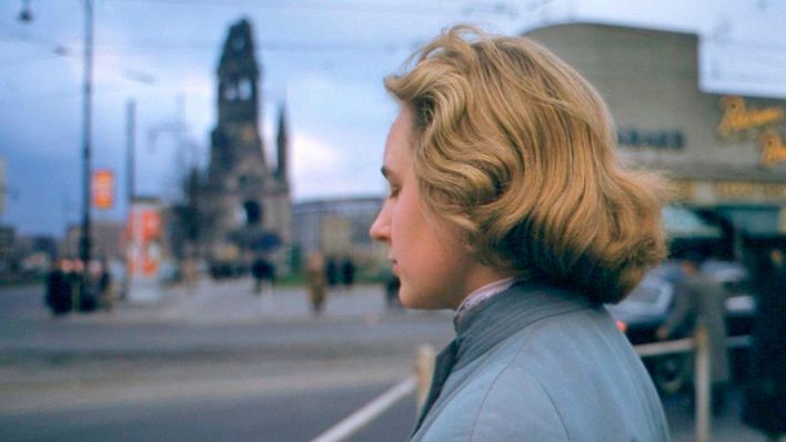 Berlin, 50er Jahre: Frau am Bahnhof Zoologischer Garten Berlin und im Hintergrund die Kaiser-Wilhelm-Gedächtniskirche (Bild: rbb Presse & Information)