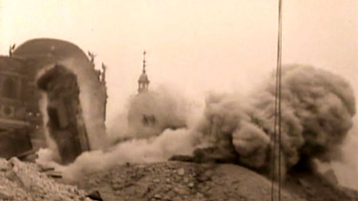 Berlin, 1950: Aufsteigender Staub nach der Sprengung des Berliner Stadtschlosses (Bild: rbb Presse & Information)