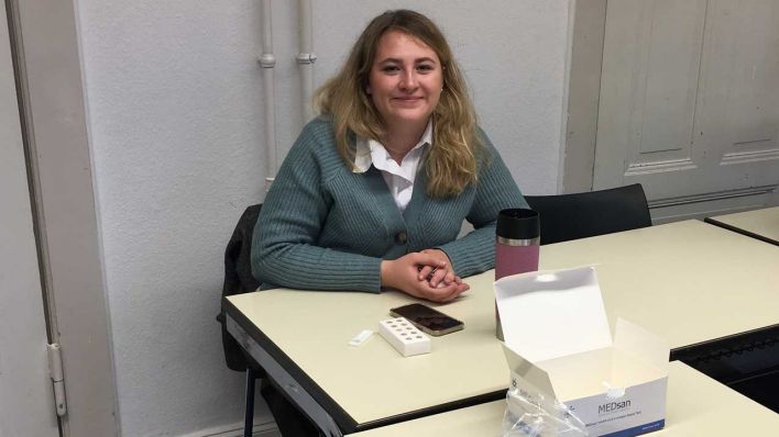 Sophie Dziaszyk wartet auf ihren Prüfungsaufruf (Bild: rbb/Thomas Rautenberg)