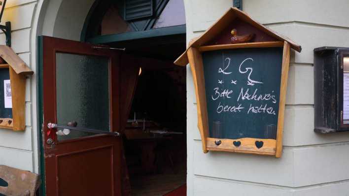 Restauranteingang mit Hinweis auf 2G-Regel