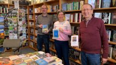Buchhandlung "Bücher am Nonnendamm" Team: Edgar Schuster (re), Astrid Riediger (mi) und Michael Strobel (li) foto: rbb/Nadine Kreuzahler
