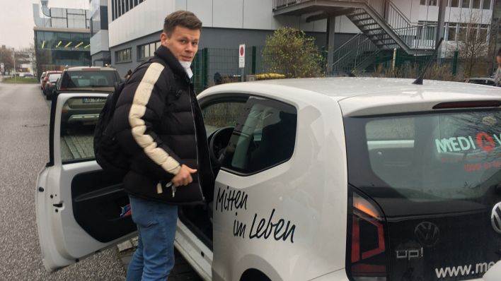 Mit dem Auto auf Pflege-Fahrt durch Adlershof (Bild: rbb/ Rautenberg)