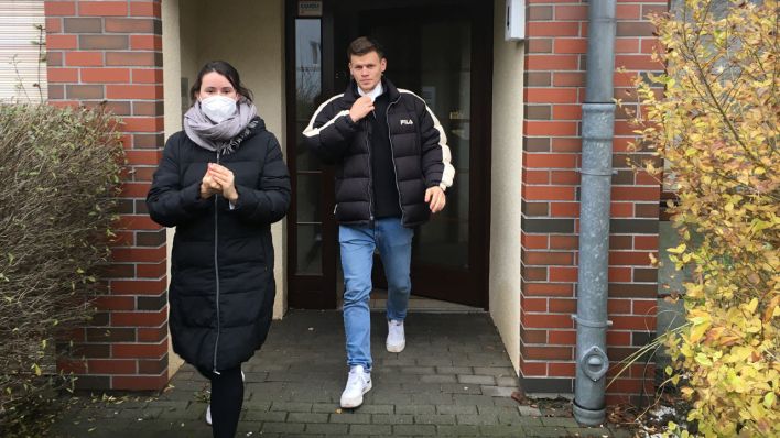 Nach dem Hausbesuch. Auszubildende Nina Maibohm und Fachpfleger Robin Wäsch.jpg (Bild: rbb/ Rautenberg)