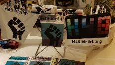 Postkarten und Transparente mit der Aufrschrift "H48 bleibt" (Bild: Inforadio / Wolf Siebert)