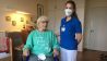 Patientin Annemarie Mezke (78) und Pflege-Azubi Sharleen Fechner (20)