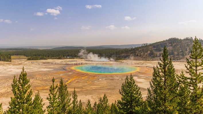 Blick auf eine heiße Quelle im Yellowstone Nationalpark (Foto: imago images / Christian Offenberg)