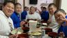 Sumo-Schüler beim gemeinsamen Essen (Bild: rbb/Kathrin Erdmann)