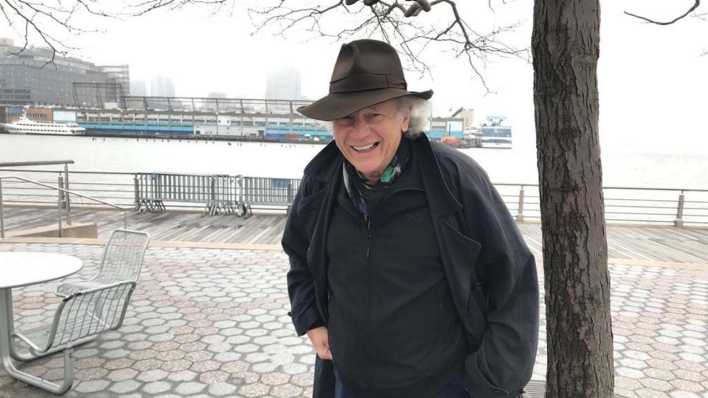Schauspieler und Schriftsteller Klaus Pohl bei einem Interview in NYC im März 2022 foto: rbb/Ute Büsing