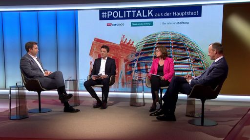 SPD-Chef Lars Klingbeil, Moderator Stefan Braun (Süddeutsche Zeitung), Moderatorin Angela Ulrich (rbb24 Inforadio) und CDU-Chef Friedrich Merz beim Polittalk aus der Hauptstadt "Krieg in Europa - Zeitenwende in Deutschland"