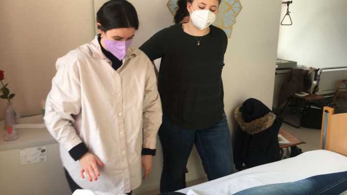 Die Auszubildenden Nina Maibohm (l.) und Sophie Dziaszyk während einer Übung am Patientenbett (Bild: Rautenberg / rbb) Die Auszubildenden Nina Maibohm (l.) und Sophie Dziaszyk während einer Übung am Patientenbett (Bild: Rautenberg / rbb)