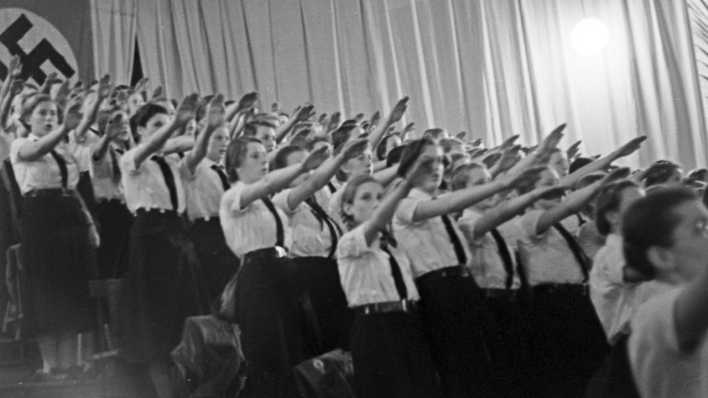 BdM Mädchen bei einer Parteiveranstaltung der NSDAP für den HJ Reichssieger 1936
