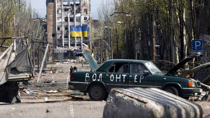 Eine verwüstete Straße in der Ukraine Eine verwüstete Straße in der Ukraine