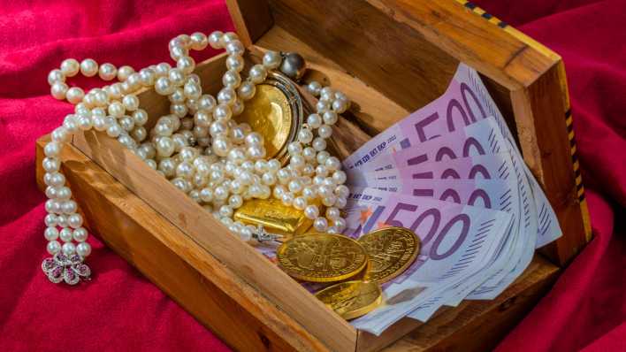 Kiste mit Geld, Gold und Schmuck