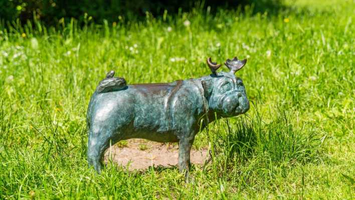 Skulptur eines von Loriot erfundenen Waldmopses (Foto: imago images/imagebroker)