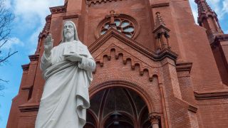 Jesusfigur vor der Gethsemanekirche in Berlin