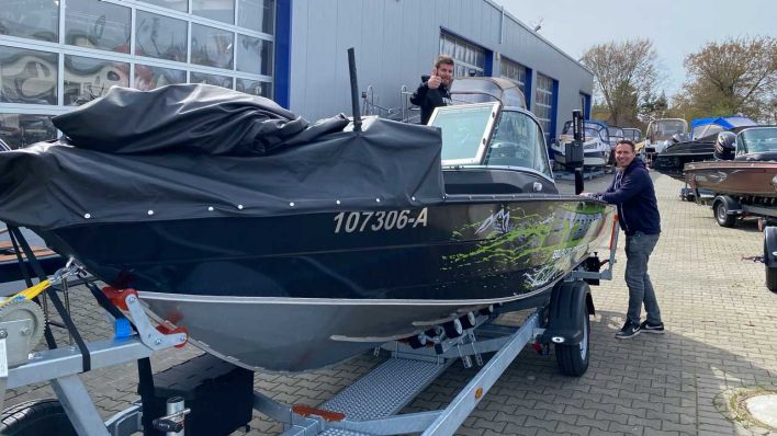 Bootscenter - Anglerboot mit Käufer Mike Gutmann und Frank Schaper (Bild: rbb24 INFOradio/Karsten Zummack)