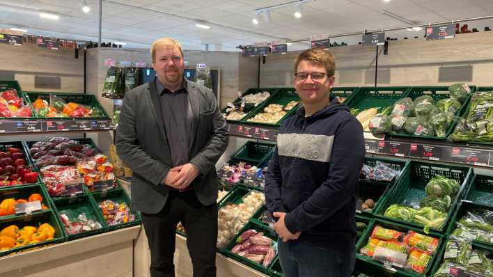 Der Präsident des Handelsverbands Berlin-Brandenburg Björn Fromm (l.) und Minijobber Konstantin Küsel (Bild: rbb / Splanemann)