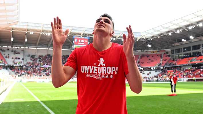 Unions Grischa Prömel bedankt sich bei den Fans (Foto: imago images / Matthias Koch)