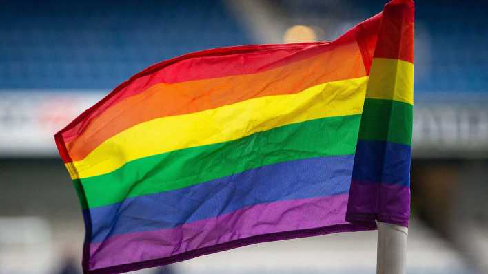 Eine Regenbogenfahne in einem Fußballstadion (Foto: imago imageas / Pro Sport Images)