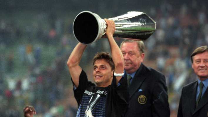 Schalkes Olaf Thon stemmt den UEFA-Cup in die Höhe (Foto: imago images / WEREK)