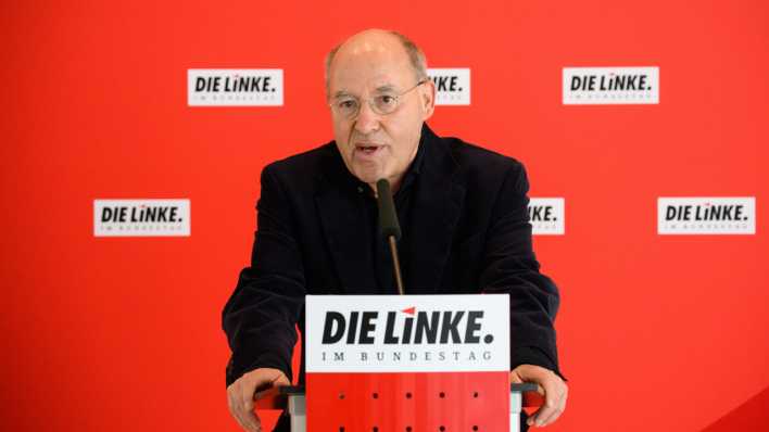 Gregor Gysi (Die Linke) äußert sich vor der Fraktionssitzung der Linken im Deutschen Bundestag zu seiner erfolgten Ukraine-Reise (Bild: dpa)