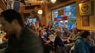 Hertha-Fans in der Fankneipe Rosel in Neukölln