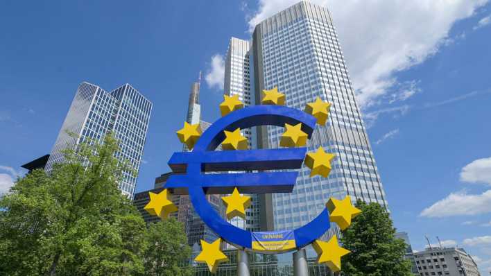 Das Euro-Logo vor der Europäischen Zentralbank in Frankfurt am Main