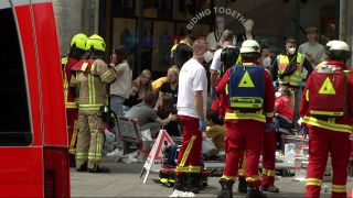 Rettungskräfte der Feuerwehr versorgen Menschen nach einem Unfall in Berlin (Bild: rbb-Fernsehen)