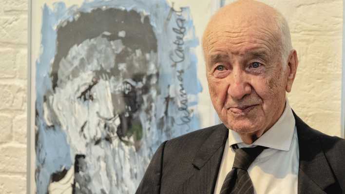 Armin Mueller-Stahl vor einem jüdischen Portrait Armin Mueller-Stahl vor einem jüdischen Portrait