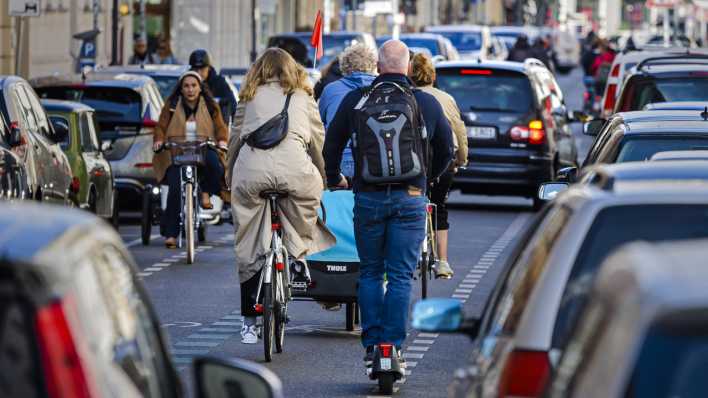 Radfahrer fahren auf der Fahrradstrasse in der Linienstrasse in Berlin Mitte