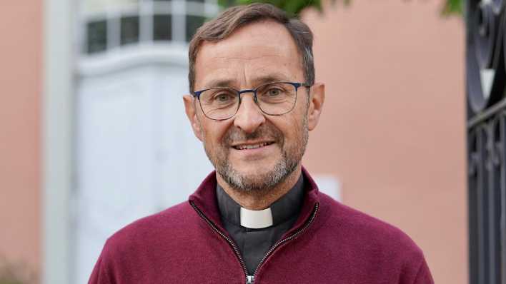 Jörg Meyrer ist Pfarrer und Seelsorger im Ahrtal und hat über seine Erfahrungen in der Zeit nach der Flutkatastrophe ein Buch geschrieben.
