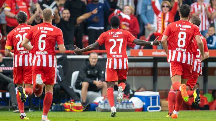 Spieler und Fans von Union Berlin jubeln nach einem Tor gegen Leipzig.