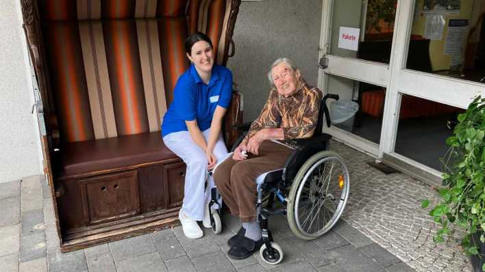 Zeit füreinander: Pflege-Azubi Nina Maibohm und Frau Kulke