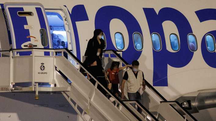 Afghanische Flüchtlinge kommen mit einem Flugzeug aus Islamaba