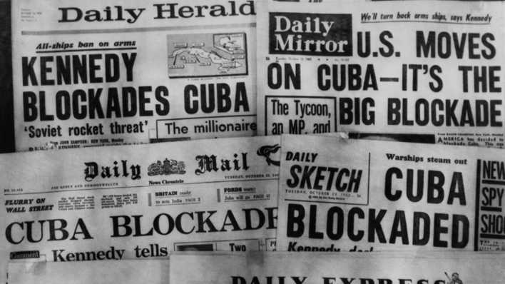 Schlagzeilen britischer Zeitungen zur Kubakrise 1962