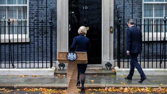 Liz Truss geht nach dem Pressestatement zu ihrem Rücktritt zurück in 10 Downing Street.