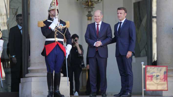 Frankreichs Präsident Emmanuel Macron empfängt Bundeskanzler Olaf Scholz