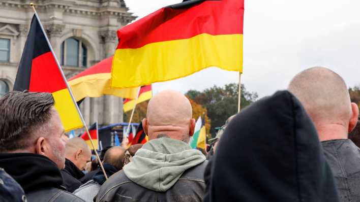 Anhänger der AfD demonstrieren in Berlin